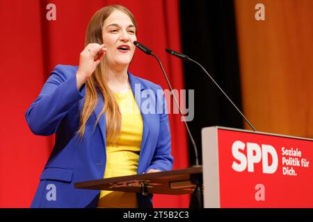 Norimberga, Germania. 4 novembre 2023. Ronja Endres, presidente della SPD bavarese, interviene alla conferenza per piccoli partiti della SPD bavarese nella Meistersingerhalle di Norimberga. L'attenzione è rivolta all'elenco dei candidati bavaresi alle elezioni europee del 2024. Credito: Daniel Löb/dpa/Alamy Live News Foto Stock