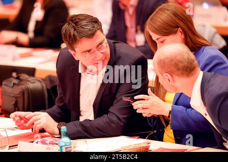 Norimberga, Germania. 4 novembre 2023. Florian von Brunn (l) e Ronja Endres, i due presidenti di stato della SPD bavarese, discutono alla conferenza di partito della SPD bavarese nella piccola Meistersingerhalle di Norimberga. L'attenzione è rivolta all'elenco dei candidati bavaresi alle elezioni europee del 2024. Credito: Daniel Löb/dpa/Alamy Live News Foto Stock