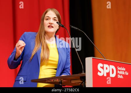 Norimberga, Germania. 4 novembre 2023. Ronja Endres, presidente della SPD bavarese, interviene alla conferenza per piccoli partiti della SPD bavarese nella Meistersingerhalle di Norimberga. L'attenzione è rivolta all'elenco dei candidati bavaresi alle elezioni europee del 2024. Credito: Daniel Löb/dpa/Alamy Live News Foto Stock