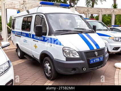 Samara, Russia - 27 maggio 2023: Pulmino della polizia parcheggiato vicino alla stazione di polizia del centro città in estate Foto Stock