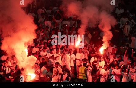 I tifosi di al-Shabab si accendono durante il giorno 12 della SAFF Roshn Saudi Pro League 2023-24 tra al Shabab FC e al Ittihad FC al King Fahd International Stadium il 3 novembre 2023 a Riyadh, in Arabia Saudita. Foto di Victor Fraile / Power Sport Images Credit: Power Sport Images Ltd/Alamy Live News Foto Stock