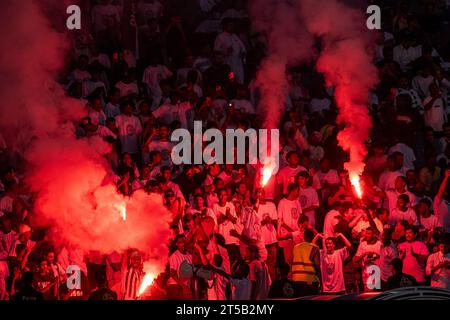 I tifosi di al-Shabab si accendono durante il giorno 12 della SAFF Roshn Saudi Pro League 2023-24 tra al Shabab FC e al Ittihad FC al King Fahd International Stadium il 3 novembre 2023 a Riyadh, in Arabia Saudita. Foto di Victor Fraile / Power Sport Images Credit: Power Sport Images Ltd/Alamy Live News Foto Stock