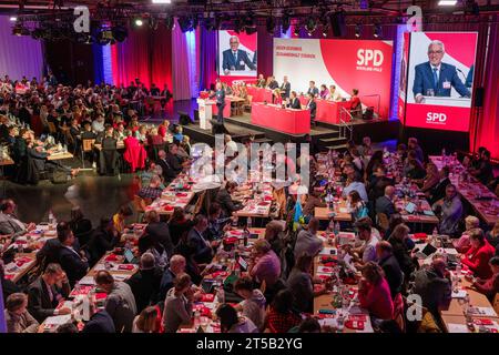 Magonza, Germania. 4 novembre 2023. Roger Lewentz (SPD), presidente dello stato del suo partito, pronuncia il suo discorso di candidatura. Alla conferenza del partito statale della SPD Renania-Palatinato nell'alte Lokhalle, l'attenzione è rivolta all'elezione di un nuovo comitato esecutivo. Il presidente dello Stato in carica si candida di nuovo. Credito: Andreas Arnold/dpa/Alamy Live News Foto Stock