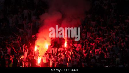 I tifosi di al-Shabab si accendono durante il giorno 12 della SAFF Roshn Saudi Pro League 2023-24 tra al Shabab FC e al Ittihad FC al King Fahd International Stadium il 3 novembre 2023 a Riyadh, in Arabia Saudita. Foto di Victor Fraile / Power Sport Images Credit: Power Sport Images Ltd/Alamy Live News Foto Stock