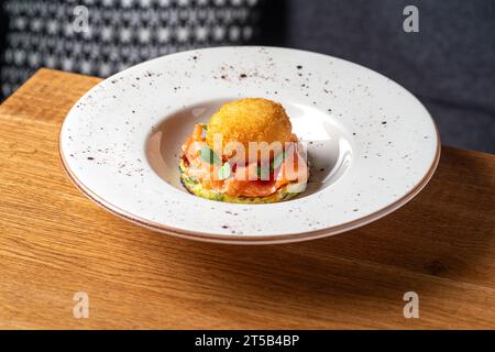 panne all'uovo con pancake di salmone e zucchine. Cibo sano, primo piano. Serve cibo in un ristorante. Foto Stock