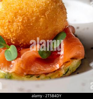 panne all'uovo con pancake di salmone e zucchine. Cibo sano, primo piano. Serve cibo in un ristorante. Foto Stock