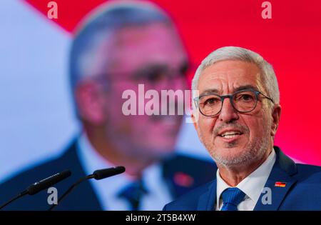 Magonza, Germania. 4 novembre 2023. Roger Lewentz (SPD), presidente dello stato del suo partito, pronuncia il suo discorso di candidatura. Alla conferenza del partito statale della SPD Renania-Palatinato nell'alte Lokhalle, l'attenzione è rivolta all'elezione di un nuovo comitato esecutivo. Il presidente dello Stato in carica si candida di nuovo. Credito: Andreas Arnold/dpa/Alamy Live News Foto Stock