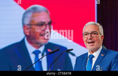 Magonza, Germania. 4 novembre 2023. Roger Lewentz (SPD), presidente dello stato del suo partito, pronuncia il suo discorso di candidatura. Alla conferenza del partito statale della SPD Renania-Palatinato nell'alte Lokhalle, l'attenzione è rivolta all'elezione di un nuovo comitato esecutivo. Il presidente dello Stato in carica si candida di nuovo. Credito: Andreas Arnold/dpa/Alamy Live News Foto Stock