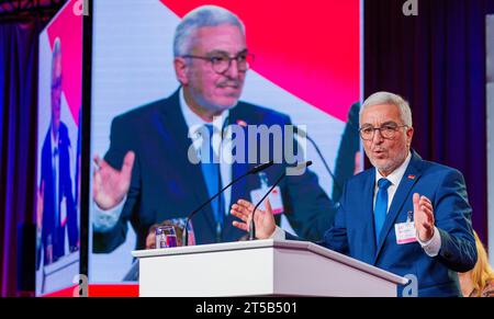 Magonza, Germania. 4 novembre 2023. Roger Lewentz (SPD), presidente dello stato del suo partito, pronuncia il suo discorso di candidatura. Alla conferenza del partito statale della SPD Renania-Palatinato nell'alte Lokhalle, l'attenzione è rivolta all'elezione di un nuovo comitato esecutivo. Il presidente dello Stato in carica si candida di nuovo. Credito: Andreas Arnold/dpa/Alamy Live News Foto Stock