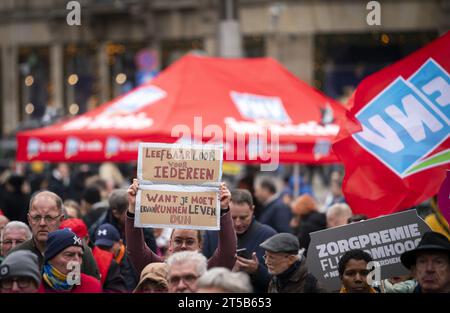 AMSTERDAM - manifestanti durante un'azione del sindacato FNV (Federazione sindacale olandese) e NPB (Unione di polizia olandese) nel giorno della sicurezza di sussistenza. Dopo le prossime elezioni, i sindacati vogliono inviare un chiaro segnale ai politici in merito alla politica socioeconomica auspicata. ANP JEROEN JUMELET netherlands Out - belgium Out Credit: ANP/Alamy Live News Foto Stock