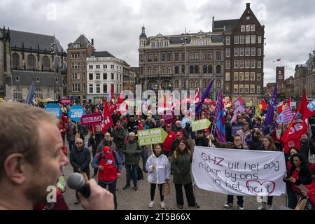 AMSTERDAM - manifestanti durante un'azione del sindacato FNV (Federazione sindacale olandese) e NPB (Unione di polizia olandese) nel giorno della sicurezza di sussistenza. Dopo le prossime elezioni, i sindacati vogliono inviare un chiaro segnale ai politici in merito alla politica socioeconomica auspicata. ANP JEROEN JUMELET netherlands Out - belgium Out Credit: ANP/Alamy Live News Foto Stock