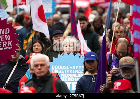 AMSTERDAM - manifestanti durante un'azione del sindacato FNV (Federazione sindacale olandese) e NPB (Unione di polizia olandese) nel giorno della sicurezza di sussistenza. Dopo le prossime elezioni, i sindacati vogliono inviare un chiaro segnale ai politici in merito alla politica socioeconomica auspicata. ANP JEROEN JUMELET netherlands Out - belgium Out Credit: ANP/Alamy Live News Foto Stock