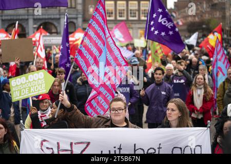 AMSTERDAM - manifestanti durante un'azione del sindacato FNV (Federazione sindacale olandese) e NPB (Unione di polizia olandese) nel giorno della sicurezza di sussistenza. Dopo le prossime elezioni, i sindacati vogliono inviare un chiaro segnale ai politici in merito alla politica socioeconomica auspicata. ANP JEROEN JUMELET netherlands Out - belgium Out Credit: ANP/Alamy Live News Foto Stock