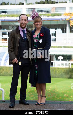 Ascot, Berkshire, Regno Unito. 4 novembre 2023. Gli appassionati di automobilismo arrivano all'ippodromo di Ascot in una mattinata di sole per lo spettacolare ippodromo per famiglie con fuochi d'artificio. Oggi è il primo incontro di salti della stagione 2023/2024. Credito: Maureen McLean/Alamy Live News Foto Stock