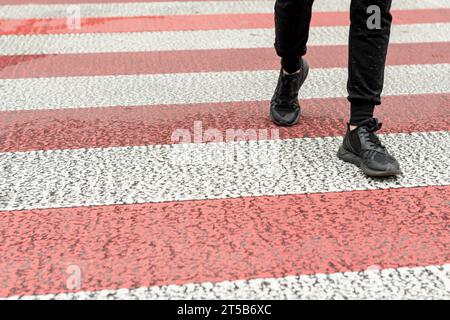 Primi piani per gli uomini che attraversano la passerella Foto Stock