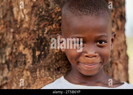 Da vicino sorridente ragazzo africano all'aperto Foto Stock