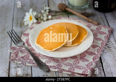 Piatto di frittelle ad angolo alto Foto Stock