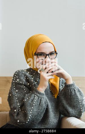 Ritratto giovane donna felice sorridente Foto Stock