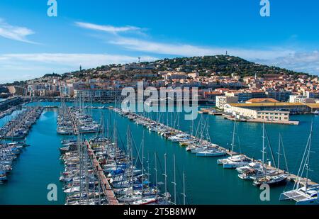 Il porticciolo di Sète e Mont Saint-Clair nel dipartimento di Hérault in Francia Foto Stock