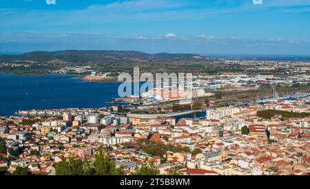 Vista sull'Etang de Thau e sulla città di Sète nell'Héraut in Francia Foto Stock