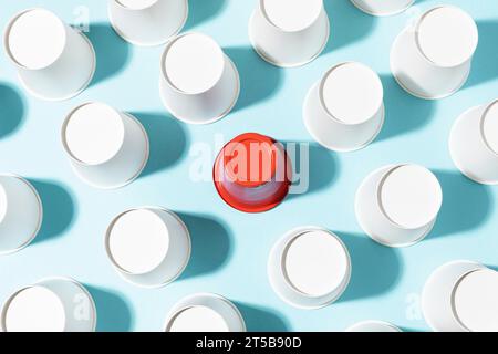 Tazze di carta in plastica rosse con vista dall'alto Foto Stock