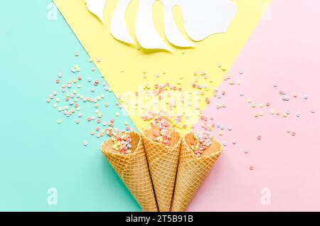 Coni di waffle con zucchero cosparge di foglie di palma Foto Stock