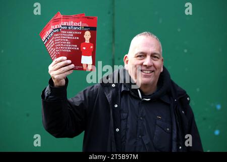 Un venditore di programmi tiene "United We Stand" con l'ex giocatore del Manchester United e dell'Inghilterra Sir Bobby Charlton morto il 21 ottobre prima della partita di Premier League a Craven Cottage, Londra. Data immagine: Sabato 4 novembre 2023. Foto Stock