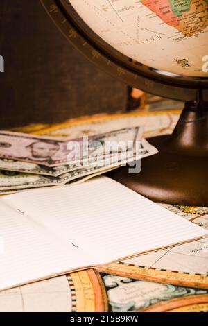 Primo piano della mappa del globo delle banconote Foto Stock