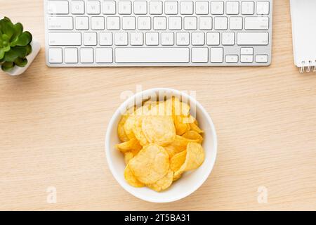 Scrivania con ciotola per patatine fritte Foto Stock