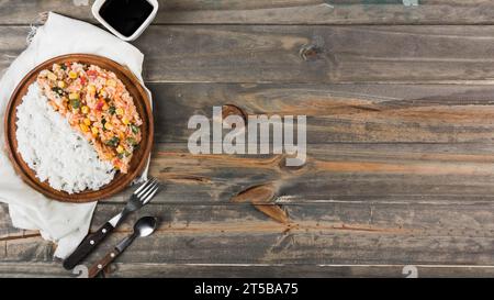 Piatto di legno per riso fritto al vapore con tavolo a cucchiaio Foto Stock