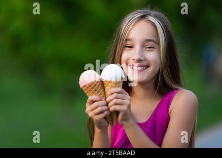 Ragazza con vista frontale e coni gelato Foto Stock