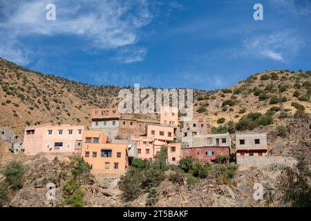 Un villaggio berbero sulle montagne dell'Atlante in Marocco Foto Stock