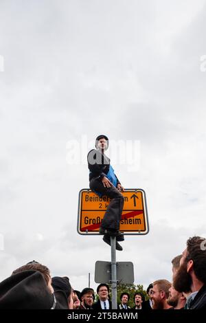 Resoconto locale di un fratello Rolands dopo aver terminato il suo apprendistato a Grossniedesheim, in Germania Foto Stock