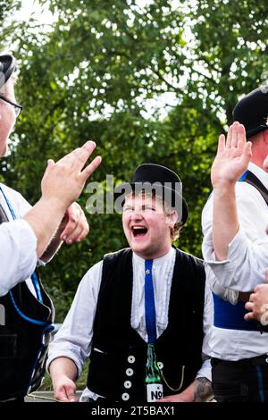 Resoconto locale di un fratello Rolands dopo aver terminato il suo apprendistato a Grossniedesheim, in Germania Foto Stock