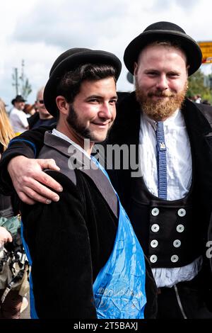 Resoconto locale di un fratello Rolands dopo aver terminato il suo apprendistato a Grossniedesheim, in Germania Foto Stock