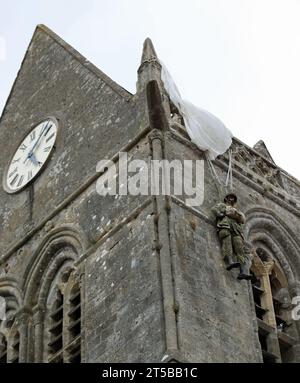 Sainte-Mere-Eglise, fra, Francia - 21 agosto 2022: Memoriale DDAY con paracadutista americano sul campanile Foto Stock