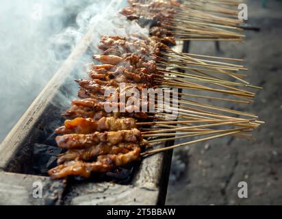 Sate Ayam o Chicken Satay, un delizioso satay tradizionale indonesiano. Foto Stock