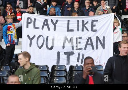 Londra, Regno Unito. 4 novembre 2023. I tifosi del Manchester United tengono un cartello con la scritta "Play Like You Mean IT" durante la partita di Premier League a Craven Cottage, Londra. Il credito fotografico dovrebbe leggere: Paul Terry/Sportimage Credit: Sportimage Ltd/Alamy Live News Foto Stock