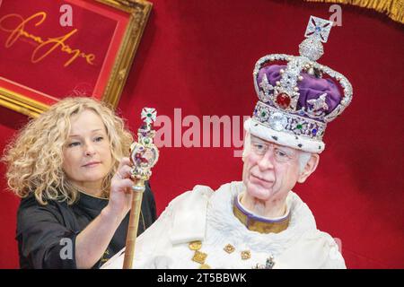 Sua Maestà il Re, a grandezza naturale in tutta la sua gloria ricoperta di zucchero al Cake International NEC Birmingham creato da Emma Jayne Cake Designs. Foto Stock