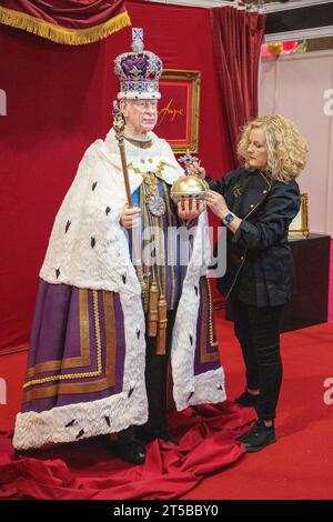 Sua Maestà il Re, a grandezza naturale in tutta la sua gloria ricoperta di zucchero al Cake International NEC Birmingham creato da Emma Jayne Cake Designs. Foto Stock