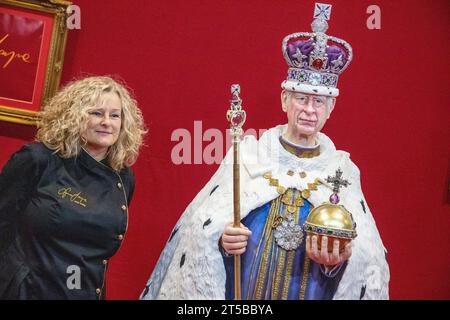 Sua Maestà il Re, a grandezza naturale in tutta la sua gloria ricoperta di zucchero al Cake International NEC Birmingham creato da Emma Jayne Cake Designs. Foto Stock