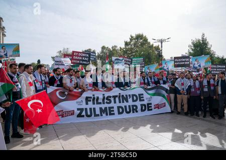 Fatih, Istanbul, Turchia. 4 novembre 2023. Le persone che partecipano alla marcia di sostegno per la Palestina organizzata dal ramo giovanile del Partito per la giustizia e lo sviluppo (AKP) portano bandiere palestinesi e turche e gridano slogan alla Moschea Fatih di Istanbul il 4 novembre Â 2023. (Immagine di credito: © tolga Uluturk/ZUMA Press Wire) SOLO USO EDITORIALE! Non per USO commerciale! Crediti: ZUMA Press, Inc./Alamy Live News Foto Stock