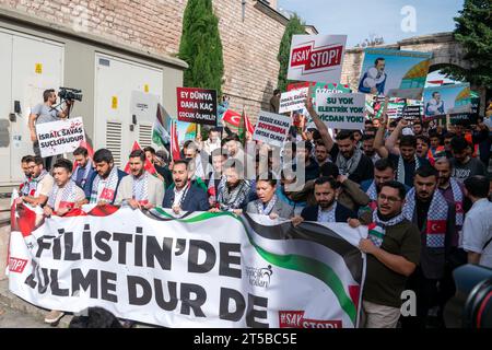 Fatih, Istanbul, Turchia. 4 novembre 2023. Le persone che partecipano alla marcia di sostegno per la Palestina organizzata dal ramo giovanile del Partito per la giustizia e lo sviluppo (AKP) sono slogan di grido alla Moschea Fatih di Istanbul. (Immagine di credito: © tolga Uluturk/ZUMA Press Wire) SOLO USO EDITORIALE! Non per USO commerciale! Crediti: ZUMA Press, Inc./Alamy Live News Foto Stock