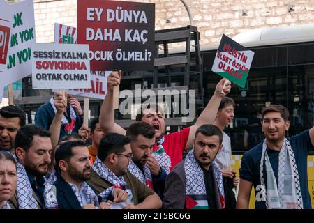 Fatih, Istanbul, Turchia. 4 novembre 2023. Le persone che partecipano alla marcia di sostegno per la Palestina organizzata dal ramo giovanile del Partito per la giustizia e lo sviluppo (AKP) sono slogan di grido alla Moschea Fatih di Istanbul. (Immagine di credito: © tolga Uluturk/ZUMA Press Wire) SOLO USO EDITORIALE! Non per USO commerciale! Crediti: ZUMA Press, Inc./Alamy Live News Foto Stock