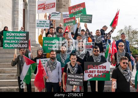 Fatih, Istanbul, Turchia. 4 novembre 2023. Le persone che partecipano alla marcia di sostegno per la Palestina organizzata dal ramo giovanile del Partito per la giustizia e lo sviluppo (AKP) sono slogan di grido alla Moschea Fatih di Istanbul. (Immagine di credito: © tolga Uluturk/ZUMA Press Wire) SOLO USO EDITORIALE! Non per USO commerciale! Crediti: ZUMA Press, Inc./Alamy Live News Foto Stock