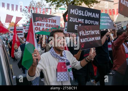 Fatih, Istanbul, Turchia. 4 novembre 2023. Un uomo che partecipa alla marcia di sostegno per la Palestina organizzata dalla sezione giovanile del Partito per la giustizia e lo sviluppo (AKP) è uno slogan di grido alla Moschea Fatih di Istanbul. (Immagine di credito: © tolga Uluturk/ZUMA Press Wire) SOLO USO EDITORIALE! Non per USO commerciale! Crediti: ZUMA Press, Inc./Alamy Live News Foto Stock