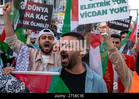 Fatih, Istanbul, Turchia. 4 novembre 2023. Le persone che partecipano alla marcia di sostegno per la Palestina organizzata dal ramo giovanile del Partito per la giustizia e lo sviluppo (AKP) portano bandiere palestinesi e turche e gridano slogan alla Moschea Fatih di Istanbul il 4 novembre Â 2023. (Immagine di credito: © tolga Uluturk/ZUMA Press Wire) SOLO USO EDITORIALE! Non per USO commerciale! Crediti: ZUMA Press, Inc./Alamy Live News Foto Stock