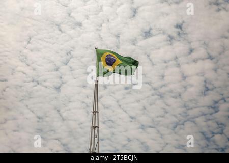 Goiânia, Goias, Brasile – 30 settembre 2023: Una bandiera brasiliana che sventola nel vento in una giornata nuvolosa. Foto Stock