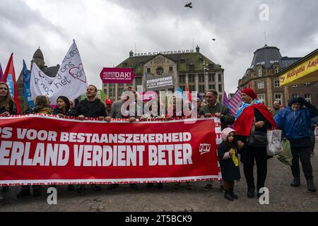 AMSTERDAM - manifestanti durante un'azione del sindacato FNV (Federazione sindacale olandese) e NPB (Unione di polizia olandese) nel giorno della sicurezza di sussistenza. Dopo le prossime elezioni, i sindacati vogliono inviare un chiaro segnale ai politici in merito alla politica socioeconomica auspicata. ANP JEROEN JUMELET netherlands Out - belgium Out Credit: ANP/Alamy Live News Foto Stock