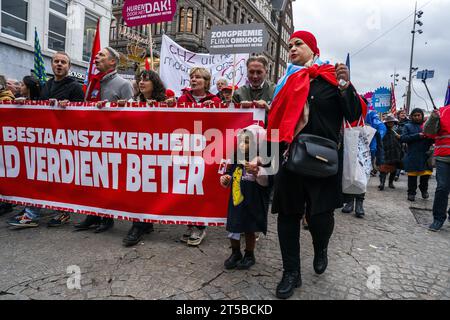 AMSTERDAM - manifestanti durante un'azione del sindacato FNV (Federazione sindacale olandese) e NPB (Unione di polizia olandese) nel giorno della sicurezza di sussistenza. Dopo le prossime elezioni, i sindacati vogliono inviare un chiaro segnale ai politici in merito alla politica socioeconomica auspicata. ANP JEROEN JUMELET netherlands Out - belgium Out Credit: ANP/Alamy Live News Foto Stock